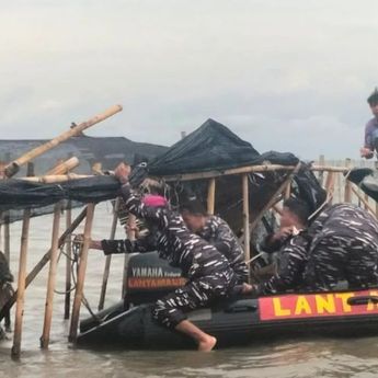 Pagar Laut di Perairan Tangerang Dibongkar TNI AL bersama Warga