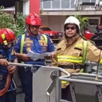 Pj Gubernur Jakarta Teguh Setyabudi Tinjau Kebakaran Glodok Plaza dengan Bronto Skylift