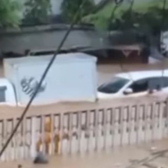 Penampakan Banjir Besar di Bandar Lampung: Mobil Terseret hingga Jembatan Putus