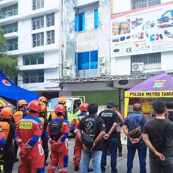 8 Jenazah Kebakaran Glodok Plaza Dievakuasi ke RS Polri, 14 Orang Masih Hilang