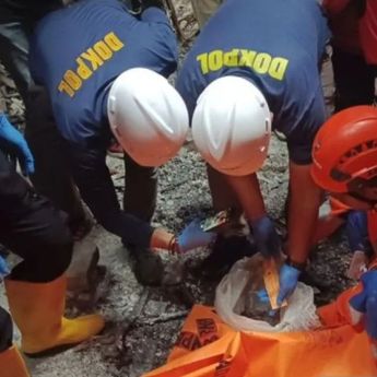 1 Kantong Jenazah Dievakuasi dari Reruntuhan Glodok Plaza