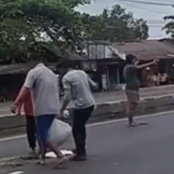 Momen Warga Gotong Royong Perbaiki Jalan Rusak di Jatisari Cikampek