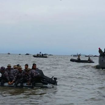 3 Ranpur Amfibi LVT TNI AL Dikerahkan untuk Bongkar Pagar Laut di Banten