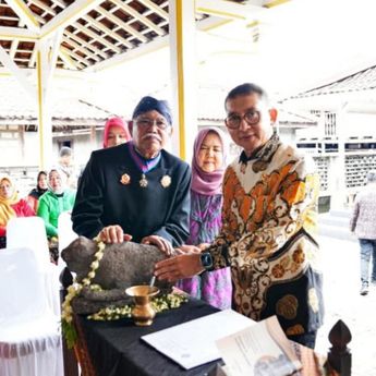 Menbud Fadli Zon Terima 47 Arca Peninggalan Abad VIII-XIV dari Keluarga Panembahan Hardjonagoro di Surakarta