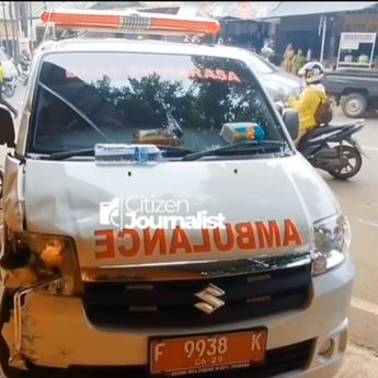 Hilang Kendali, Pemotor Meregang Nyawa Usai Hantam Ambulans Sampai Ringsek