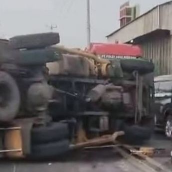 Toyota Rush Adu Banteng dengan Truk di Indramayu, 1 Orang Luka Parah