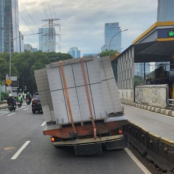 Truk Muatan Hebel Pecah Ban di Jalan Gatot Subroto Jaksel Bikin Macet