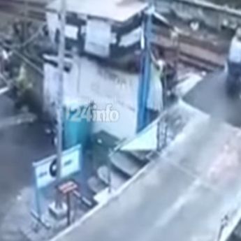 VIDEO: Detik-detik Pemotor Wanita Dihantam Kereta Api Sampai Terpental