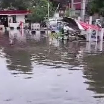 Hujan Deras Semalam Akibatkan Genangan Air di Kalideres Belum Surut hingga Pagi Ini