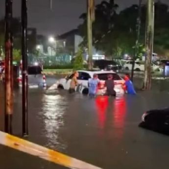 Beberapa Mobil Mogok Akibat Banjir di Depan Pasar Laris Taman Surya