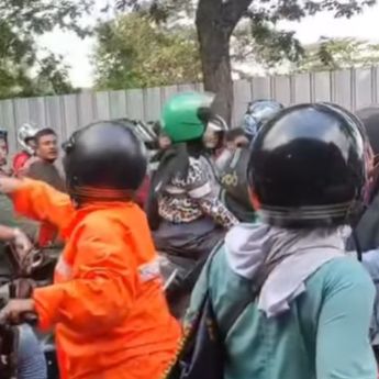 Momen Tegang saat Pemotor Saling Emosi Gegara Macet di Jalan Tipar Cakung