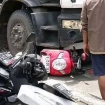 Ngeri! Motor Scoopy Ringsek Terlindas Truk Kontainer di Jakbar