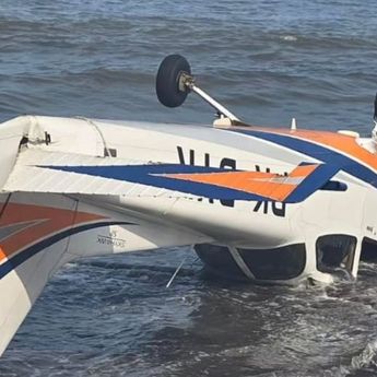 Pesawat Cessna 172 Mendarat Darurat di Pantai Muncar, Seluruh Kru Selamat