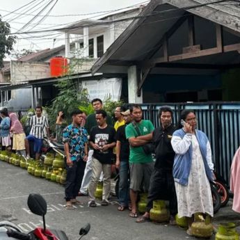 Warga Antre Berjam-jam untuk Dapatkan Elpiji 3 Kg di Gandaria Selatan