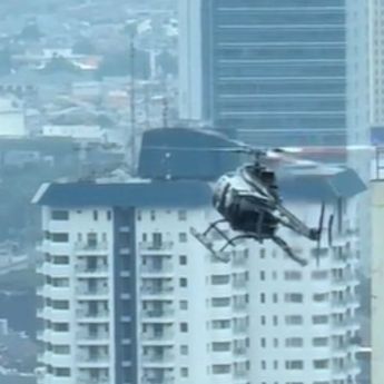 Helikopter Jemput Wanita Berkelas di Atas Gedung Pencakar Langit Jakarta