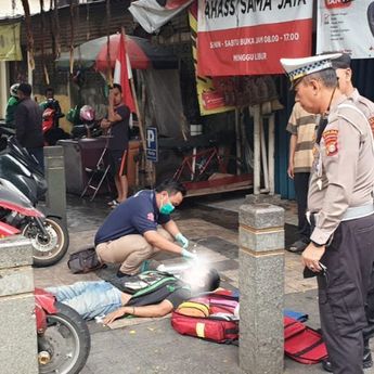 Pengendara Motor Terkapar Usai Kecelakaan di Jakarta Selatan