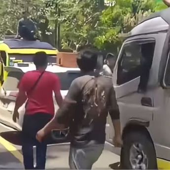 Menegangkan! Sopir Elf Hadang Mobil Diduga Travel Gelap di Cianjur Selatan