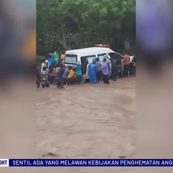 Heroik! Sopir Ambulans Nekat Terobos Banjir Demi Antar Ibu Hamil ke Rumah Sakit