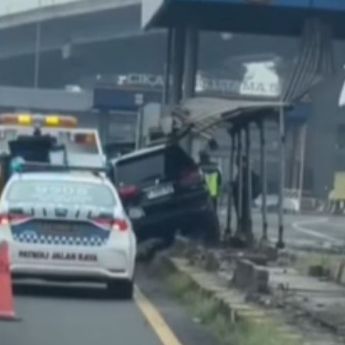 Mobil Hitam Tabrak Pembatas Jalan di Exit Tol Cikarang Barat