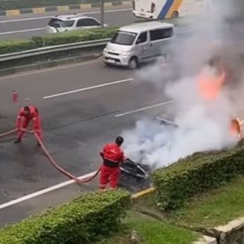 Mobil Hangus Terbakar di Jalan Tol JORR Menuju TMII