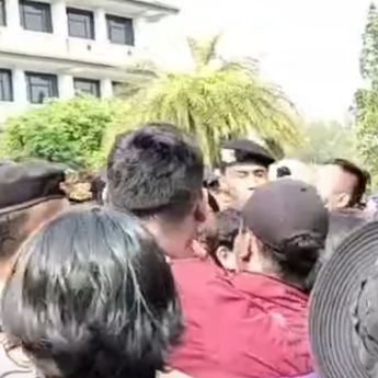 Mahasiswa Banten Demo Tolak PIK 2 Jadi PSN di Gedung Bupati Tangerang, Berakhir Ricuh