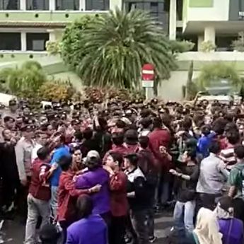 Demo BEM Tangerang Ricuh, Mahasiswa Pingsan di Tengah Aksi