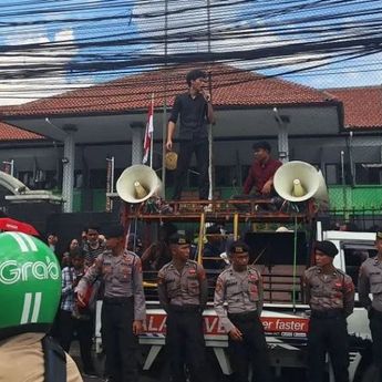 Massa Bergerak Menuntut Keadilan dalam Kasus Hasto Kristiyanto di PN Jakarta Selatan