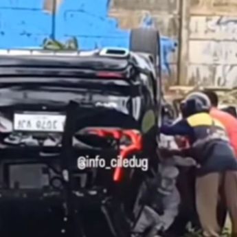 Hantam Pohon, CRV Hitam Terbalik di Kawasan Graha Raya Tangerang