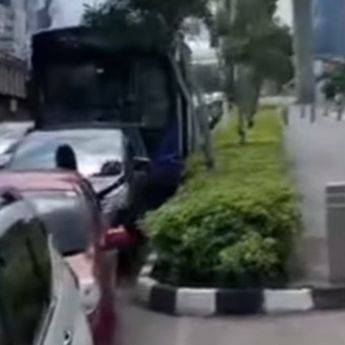 4 Mobil Kecelakaan Beruntun di Jalan Gatot Subroto, Termasuk Bus TransJakarta