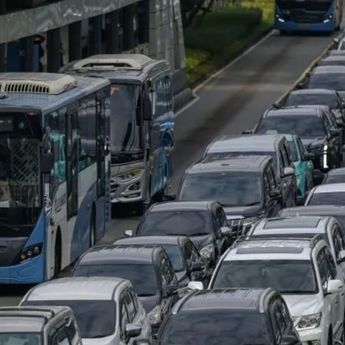 Transjakarta Siagakan Petugas di Perlintasan Kereta