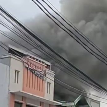 Ngeri! Muncul Asap Hitam Tebal di Seberang JEC Cinere Depok