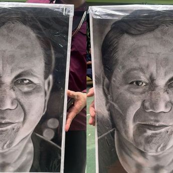 Prabowo Dapat Lukisan Sketsa dari Siswi SMAN 13 Jakarta