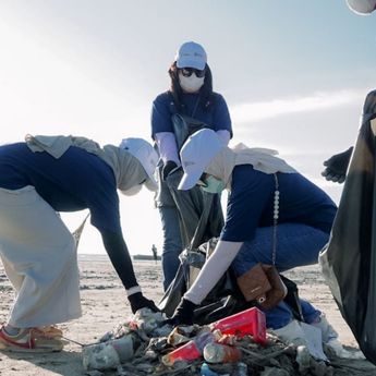 Relawan Bakti BUMN Sapu Bersih Sampah di Pantai Lampu Satu Merauke