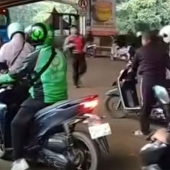 Pemotor di Jalan Yos Sudarso Berjatuhan Gegara Licin Ada Tumpahan Tanah