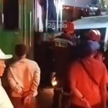 Mobil Terjepit Sampai Remuk Dihantam Kereta di Perlintasan Stasiun Pondok Jati