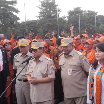 Usai Dilantik, Pramono Anung Pimpin Apel Siaga di Monas yang Diikuti Ribuan Pasukan Pelangi