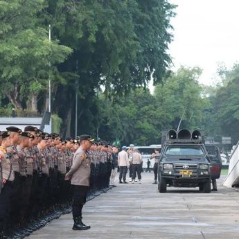 Ratusan Personel Kepolisian Dikerahkan Amankan Unjuk Rasa di Patung Kuda