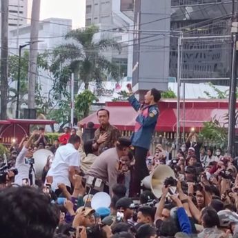 Momen Mensesneg Nyanyikan Lagu Darah Juang Saat Temui Mahasiswa di Patung Kuda