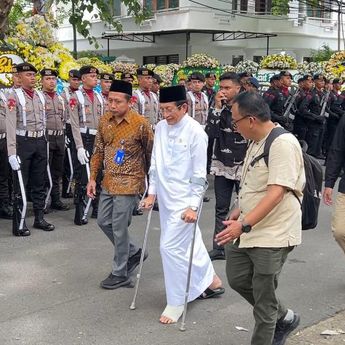 Ditopang Tongkat, Menag Takziah ke Rumah Duka Komjen Purn Syafruddin