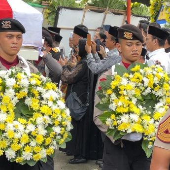 Jenazah Komjen Purn Syafruddin Dibawa dari Rumah Duka untuk Disalatkan