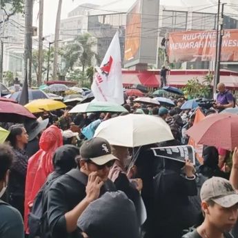 Mahasiswa Tetap Berdemo di Patung Kuda Meski Diguyur Hujan