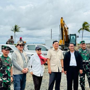 Mentan Amran Ajak Sri Mulyani Blusukan Tinjau Progres Cetak Sawah di Merauke