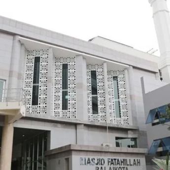 Masjid Fatahillah Bagikan 100 Paket Takjil Gratis Selama Ramadhan