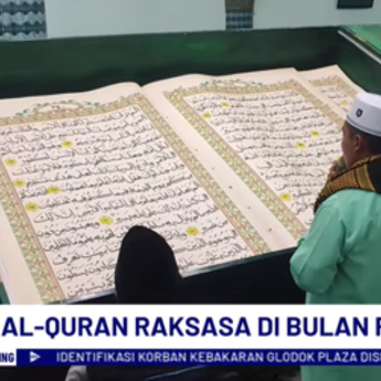 Tradisi Unik! Tadarus dengan Al-Qur'an Raksasa di Masjid Agung Baiturrahman-Banyuwangi