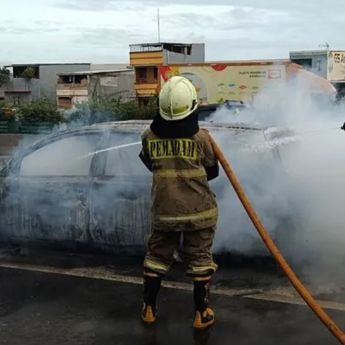 Mobil Terbakar di Tol Penjaringan, Diduga Akibat Korsleting Listrik