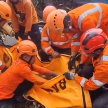 Detik-Detik Evakuasi Ibu dan Anak yang Ditemukan Berpelukan di Tengah Banjir Sukabumi