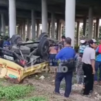 Ngeri! Truk Jatuh dari Atas Tol Cibitung-Cilincing