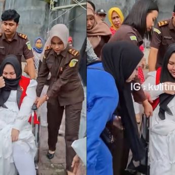 Ratu Emas Mira Hayati Pakai Kursi Roda Saat Jalani Sidang Perdana