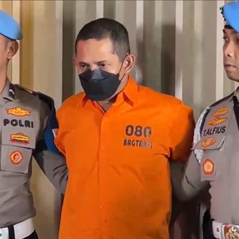 Tampang Eks Kapolres Ngada AKBP Fajar Pakai Baju Tahanan