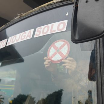 Temukan Bus Tak Laik Jalan, Menhub Dudy Langsung Pasang Stiker dan Larang Bus Beroperasi